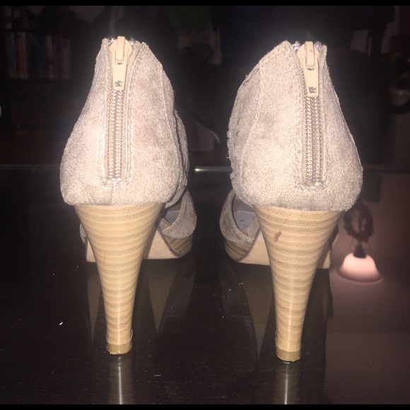 Laser cut detail taupe peep toe sandals - Picture 4 of 8